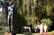 Dziewczyna z dzbanem zniknęła! Kto skradł piękną rzeźbę z Parku Śląskiego?