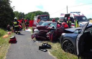 Nowy Tomyśl: Bardzo groźny wypadek! Sześć osób rannych, dwa rozbite...