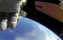 Spacer kosmiczny astronautów NASA wyposażonych w kamery GoPro