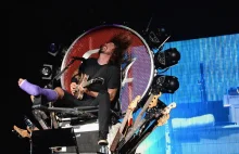 Dave Grohl z Foo Fighters dał koncert ze złamaną nogą siedząc na tronie!