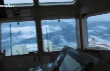 Statek walczy z gigantycznymi falami na Morzu Północnym