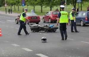 Motocyklista zderzył się z radiowozem policji. 31-latek jest w stanie krytycznym