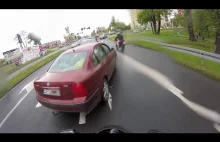 Atak na motocyklistów na drodze.