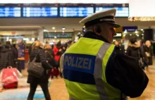 „Zabiję cię“: policjanci z Köln znaleźli przy napastnikach kartki z tłumaczeniem