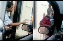 Pracownik McDonalda oferuje bezdomnemu darmowy posiłek po czym go upokarza.