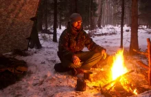 Bushcraftowy pokazuje jak przetrwać w surowych warunkach