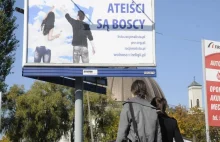 Bydgoszcz: Bilboard "Ateiści są boscy" w sąsiedztwie bydgoskiej bazyliki....