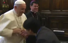 Dziwne zachowanie papieża Franciszka podczas spotkania z wiernymi w Loreto