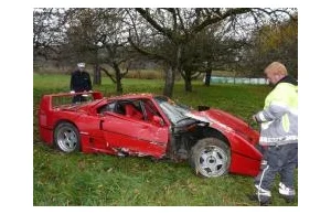 80-latek rozbił Ferrari F40