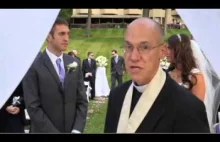 Ksiądz wściekł się na fotografów podczas ceremonii zaślubin.