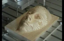 Obrabiarka CNC rzeźbiąca twarz w drewnie.