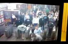 Kibole Legii w kijowskim metrze - grupowy skok przez kozła