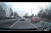 Kierowca BMW karze "zawalidrogę" Peugeota hamowaniem przed maską