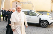 Skromnie i czysto - tymczasem Papież Franciszek przesiadł się do Dacii Duster