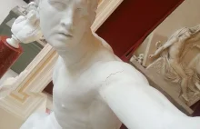 Nowa moda na selfie! Idąc do muzeum nie zapomnij zrobić selfie pomnikowi