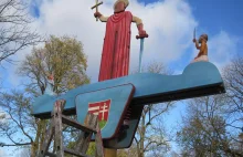 Polsko-węgierski plac zabaw. Dziecko się huśta, a święty macha krzyżem i mieczem