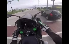 Karma dogania motocyklistę.