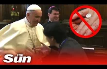 Papież Franciszek nie pozwala katolikom całować jego pierścienia.