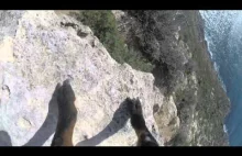 Koza z GoPro wspina się po górach.