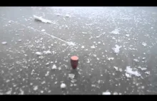 facet strzela w lód, ale pocisk go nie przebija...