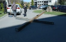 Krzyż spadł na BMW koło kościoła na LSM w Lublinie