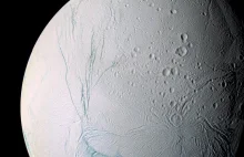 Ocean na Enceladusie może być naprawdę bardzo blisko powierzchni