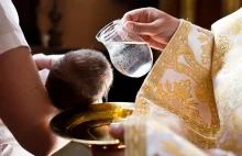 Francuscy biskupi: Ze świadectw chrzcielnych zniknie podział na matkę i ojca ...
