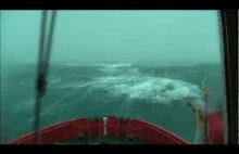 Nagranie ze sterówki okrętu w czasie sztormu.