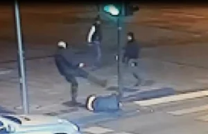 Kibole skatowali przechodnia w Częstochowie. Byli bardzo brutalni [WIDEO]