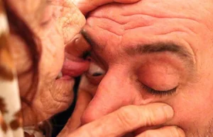 80-letnia kobieta wylizuje "pacjentom" oczy. Do jej chaty ustawiają się kolejki