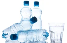 Naukowcy sprawdzili skład wody w butelkach. Wypijamy kawałki plastiku