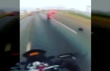 Oderwana opona trafia w motocyklistę