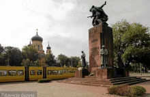 Naukowcy i artyści przeciw powrotowi pomnika 'czterech śpiących' w Warszawie