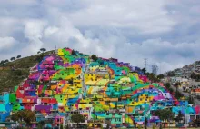 Uliczni artyści pomalowali 209 domów, aby stworzyć piękny mural na zboczu...