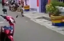 Szalony motocyklista powoduje wypadek