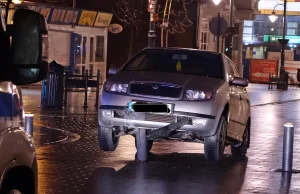 Skoda zawisła na słupku na Pietrynie w Łodzi