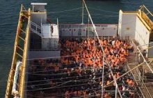 Statek wiozący 900 imigrantów/uchodźców przybił niedawno do portu w Cagliari