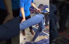 Jak przemysłowo wytwarzane są stare jeansy z dziurami.