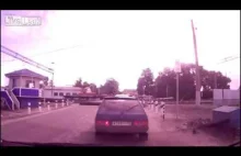 Wypadek motocyklisty na przejeździe kolejowym. Oczywiście Rosja!