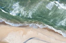 Fale Atlantyku wyrzucają na plaże setki kilogramów kokainy.