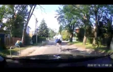 Idiota w słuchawkach na rowerze