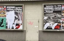 Ktoś niszczy plakaty mówiące o reparacjach od Niemiec za II wojnę światową!