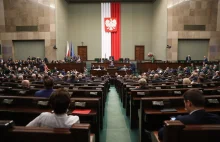 6 ugrupowań politycznych w Sejmie. Zestawiliśmy średnie miesięczne...