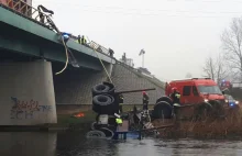 Piła: Ciężarówka wpadła do rzeki. Kierowca nie żyje