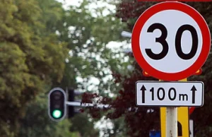 Absurdalny znak drogowy na Wólczańskiej w Łodzi