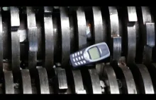 Nokia 3310 kontra niszczarka przemysłowa