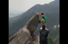 Chińczyk spada z urwiska pozując do zdjęcia