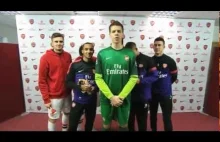 Piłkarze Arsenalu śpiewaja kolędy...tzn próbuja spiewać