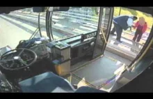 Kierowca autobusu ratuje życie kobiecie usiłującej skoczyć z mostu
