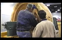 Toczenie ogromnej drewnianej misy na owsiankę.
